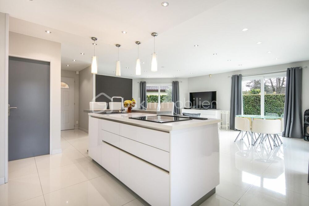 Maison de plain-pied avec 4 chambres, piscine et double garage