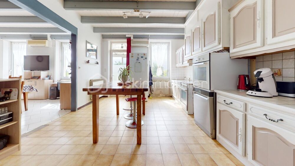 Maison en Pierre avec Fort Potentiel et Dépendances (+ de 70m²) - située au calme
