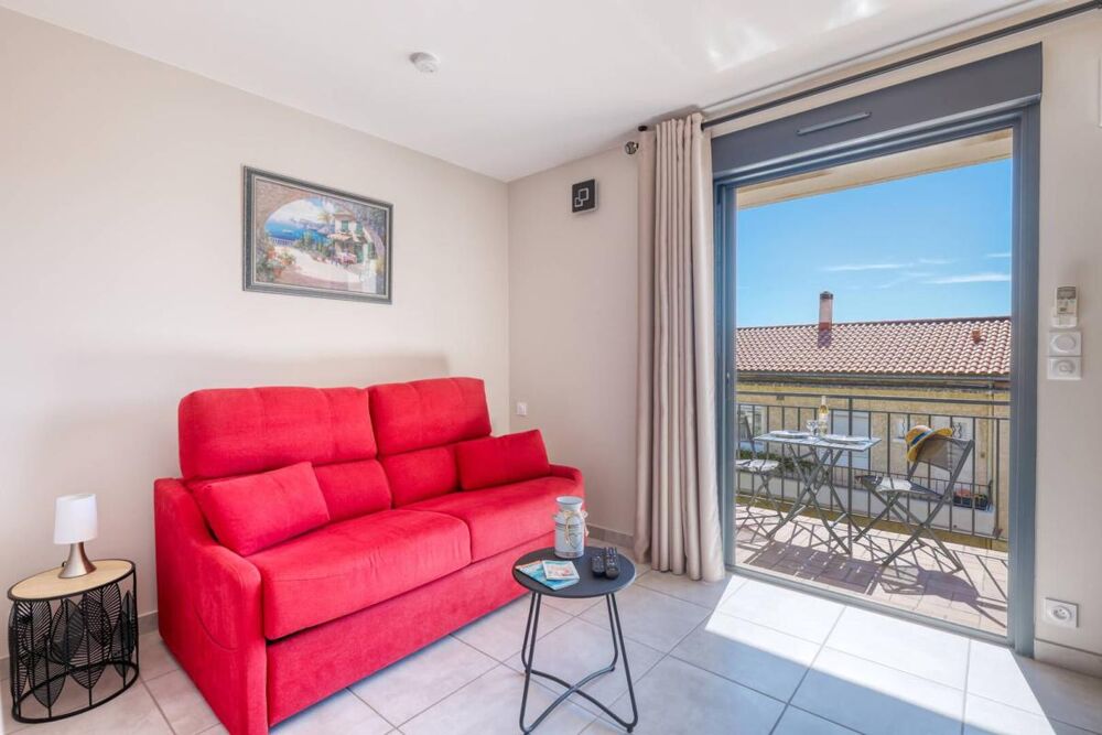 Studio rénové avec terrasse à vendre- Centre-ville Lavandou- Plage et commerces à pied