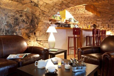   Dpt Ardèche (07), à vendre proche de VALLON PONT D'ARC Murs d'un Hôtel Restaurant 