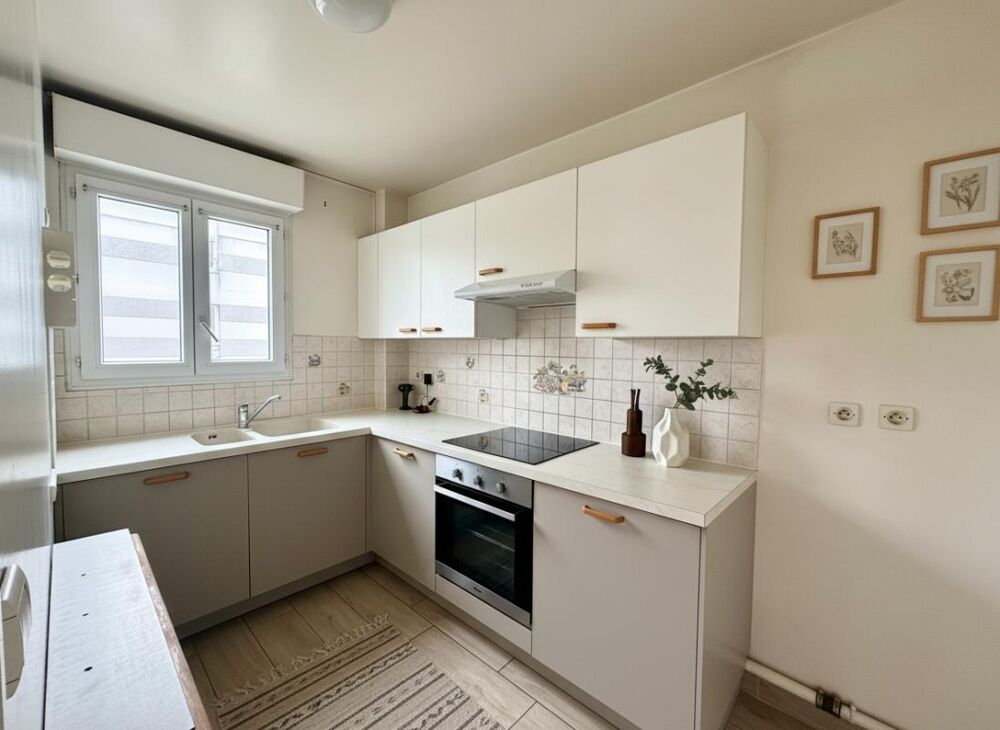 Appartement trois pièces lumineux avec balcon et box à Bondy Proche RER E
