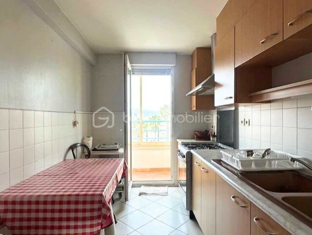 Vente Appartement Appartement spacieux de 106 m2 avec vue panoramique sur la ville de Hyères, les collines, et la mer Hyeres