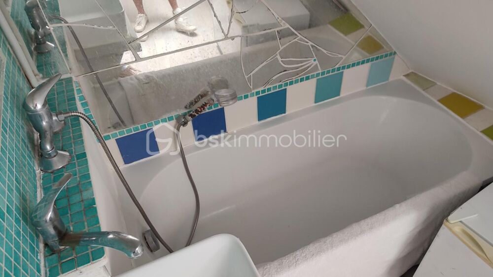 Chambre de service sous combles avec point d'eau et baignoire