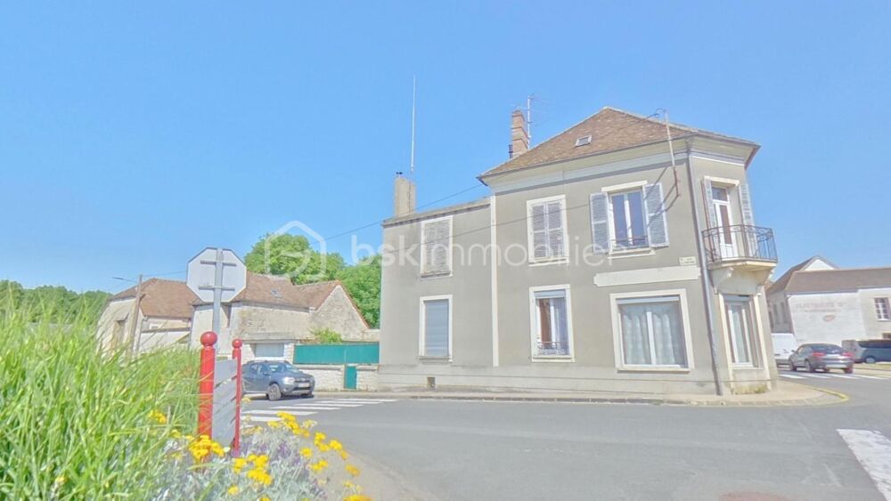 Maison de 269 m² comprenant trois logements avec un garage, une cave et une cour