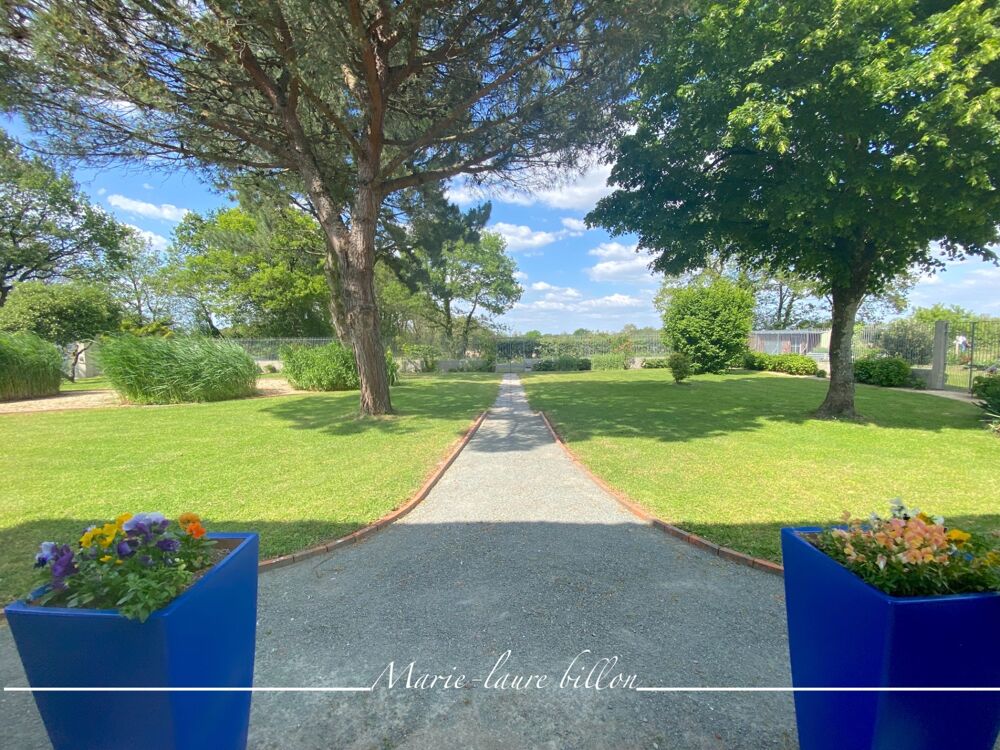 Vente Maison Maison à vendre 7 pièces CHALLANS (85), maison 4 chambres avec véranda, espace détente +piscine, terrain clos de 4730 m2 Challans