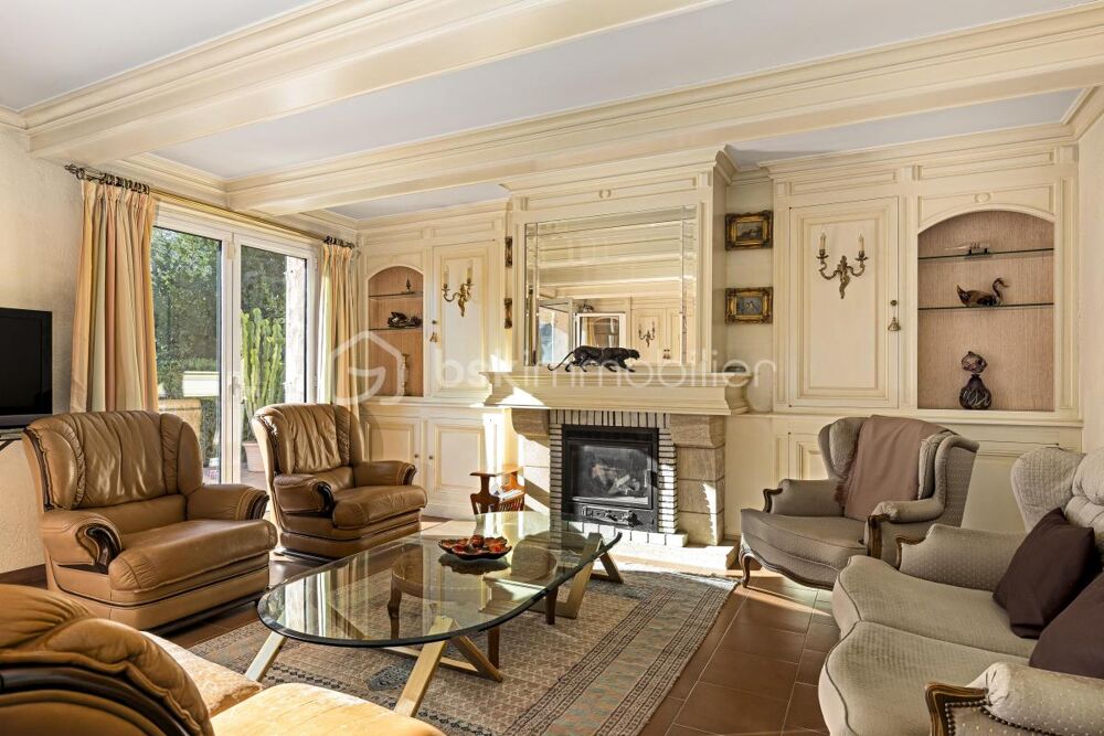 Villa de 216 m2 5 pièces avec piscine sur un terrain de 2041 m2
