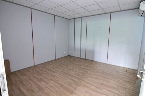   Bureau à louer de 86 m2 cloisonné en deux parties dans une ZAC à Achères au prix de 825 € H.T. H.C. / mois 