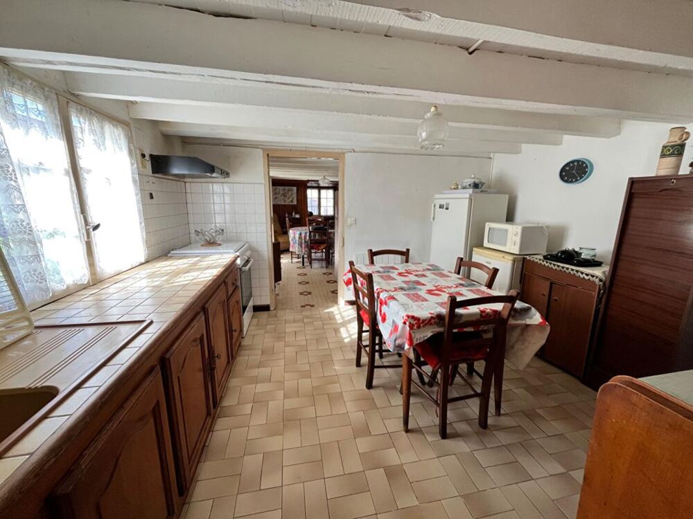 Maison atypique mitoyenne d'un côté, de 77 m2, 2 chambres, 180 m2 de terrain