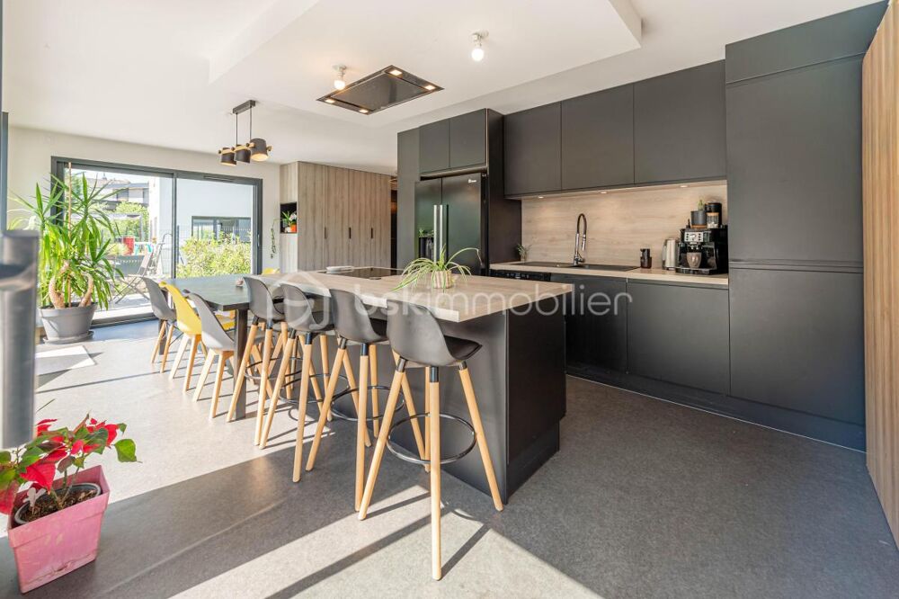 Belle maison individuelle récente avec piscine et sous-sol complet