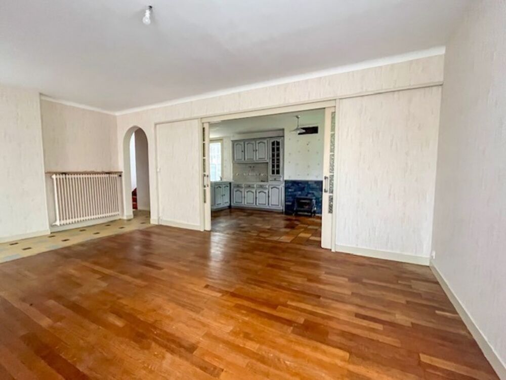 Maison familiale  Centre-ville dAirvault  4 chambres  Jardin et dépendances