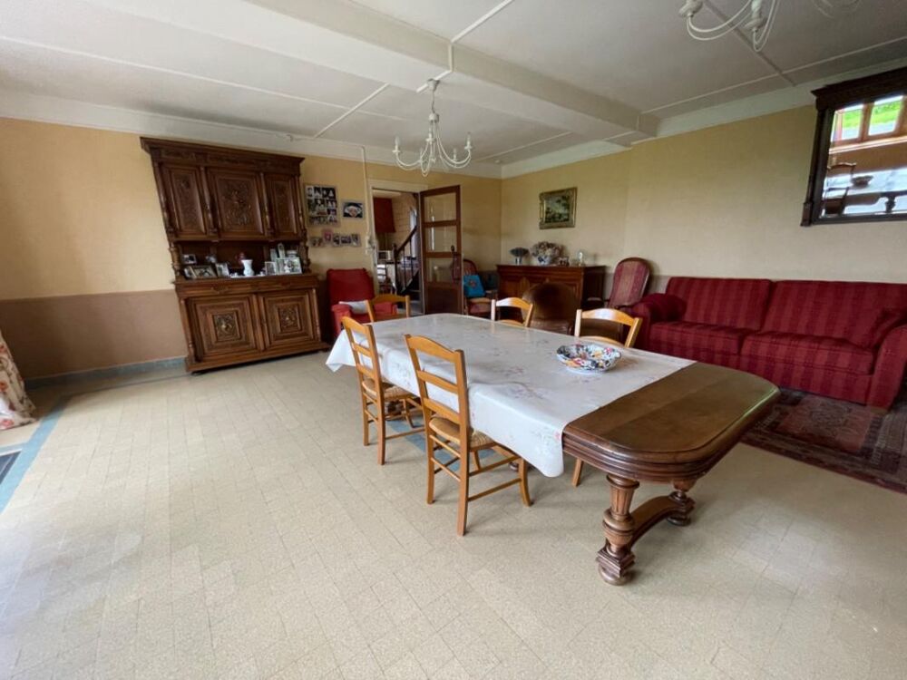 Maison en pierre en bon état avec dépendance 85500€