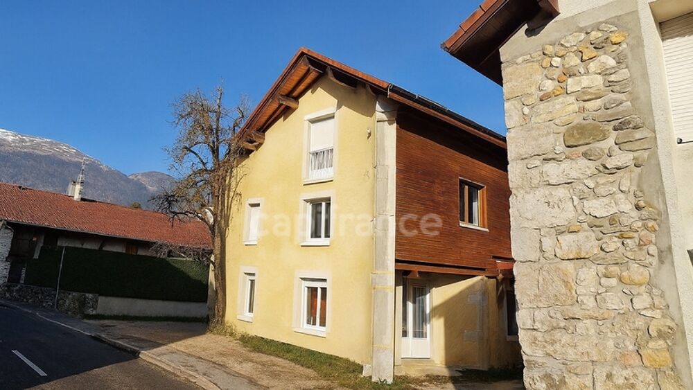 Ancienne ferme réhabilitée  4 appartements T4 en triplex  Crozet