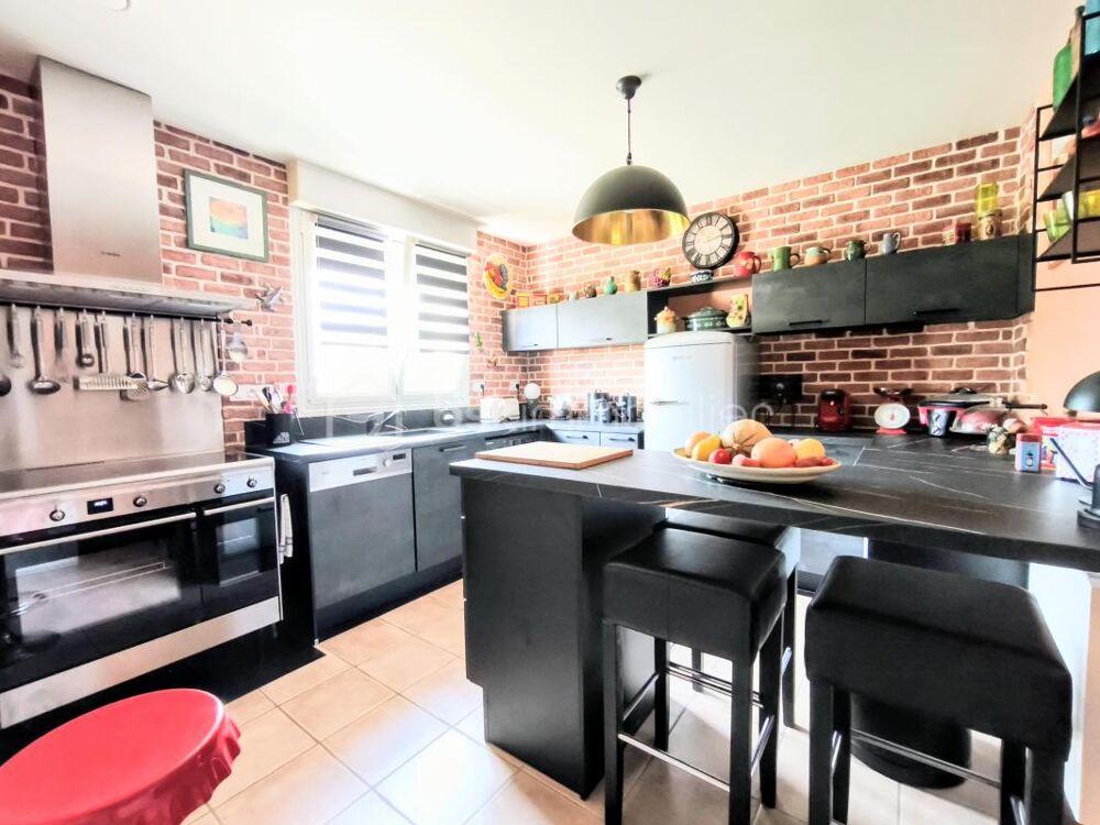 À vendre à Ploërmel  Maison familiale Néo Bretonne d'environ 133,54 m² avec jardin d'environ 526 m²