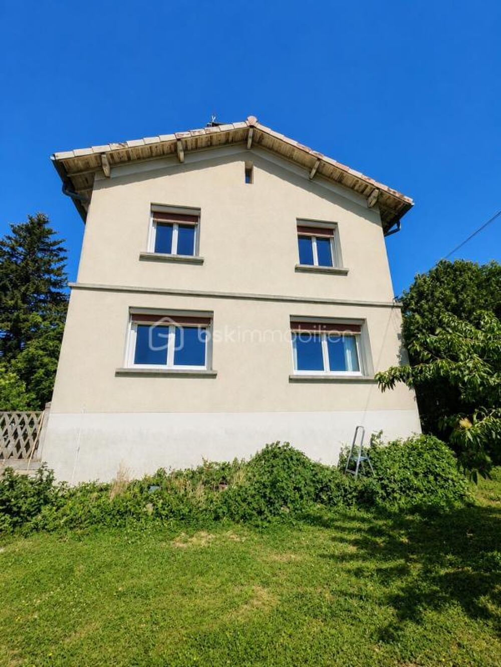 Vente Maison VESSEAUX – Maison familiale, grand terrain, hangar et vue dégagée Vesseaux