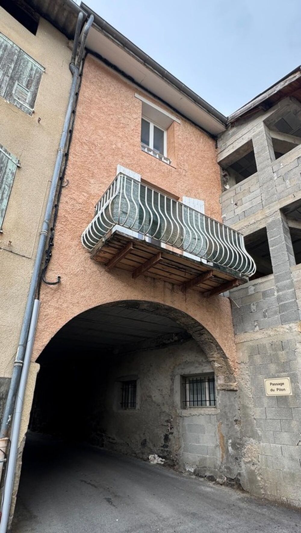 ? À VENDRE : Maison de village suspendue T4 atypique (~75 m²)  Le Brusquet