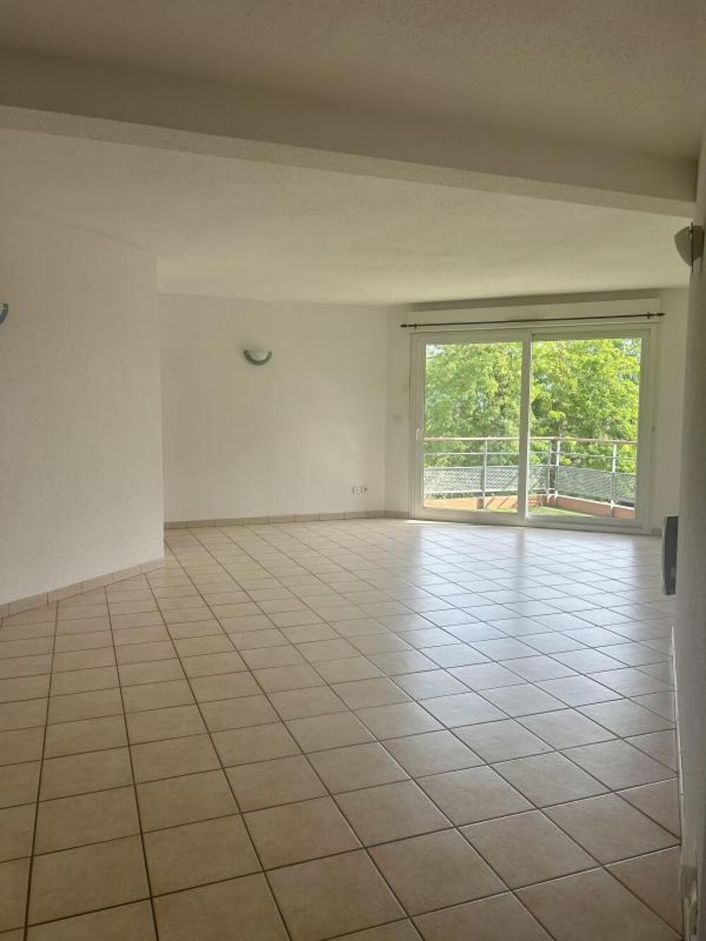 A LOUER T3 AVEC PETITE TERRASSE RESIDENCE LES BASTONIES