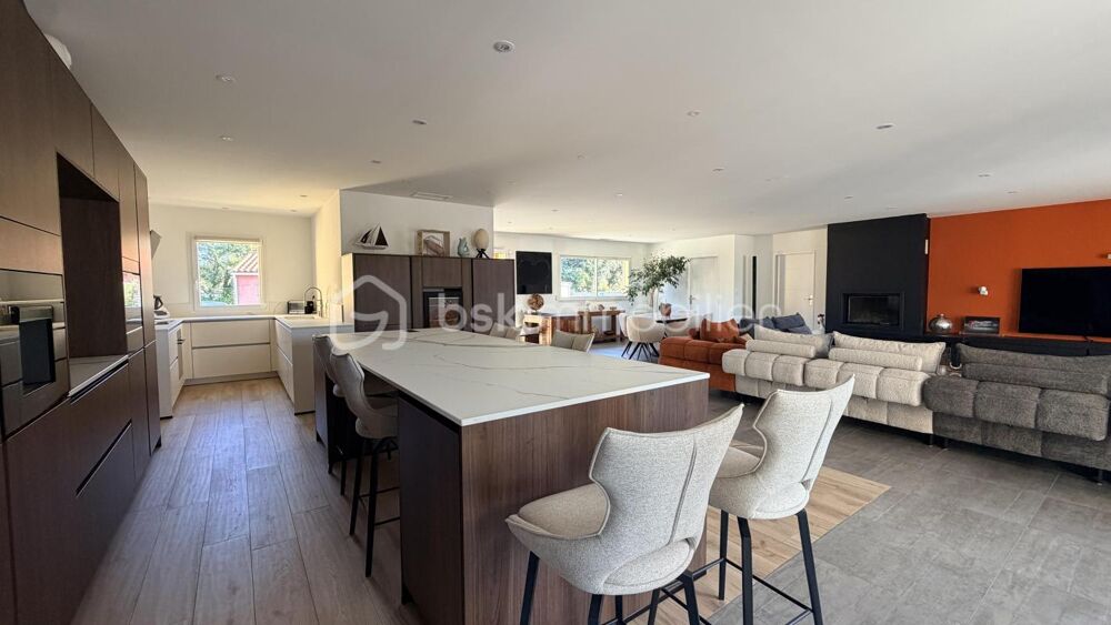 GRANDE MAISON DE PLAIN PIED AVEC GARAGE PISCINE ET DÉPENDANCE