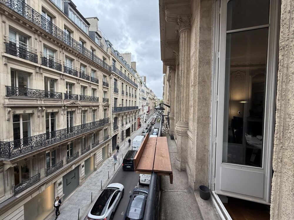   Bureaux avec belle hauteur sous plafond et balcon Paris 8
