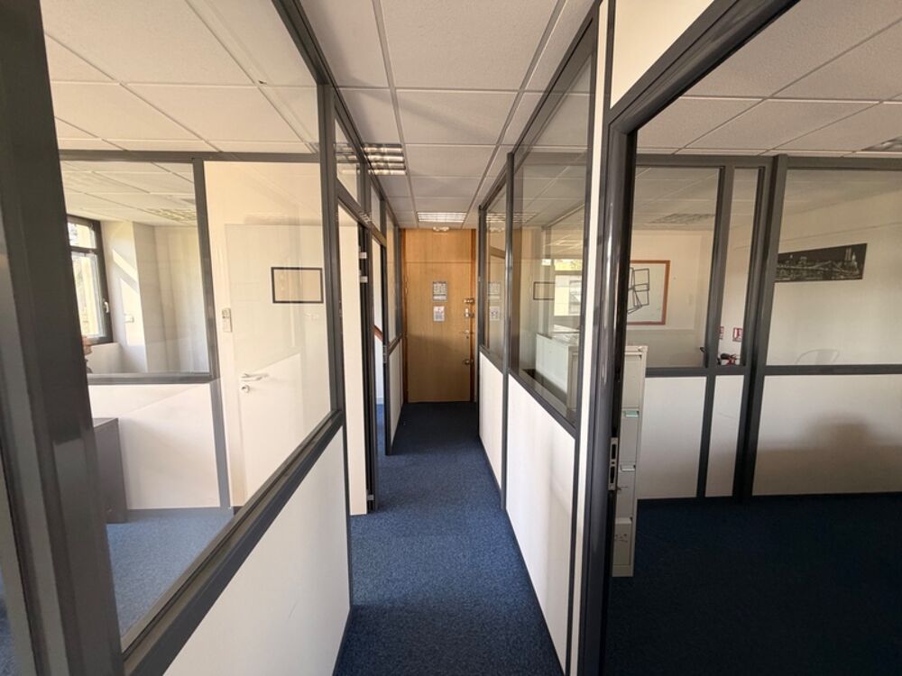   bureaux à louer LIMONEST (69) bureaux au 1er étage avec ascenseur de 70m2 environ Limonest