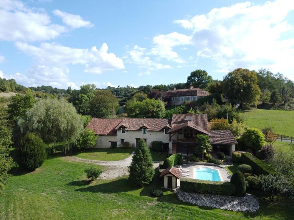 Belle longère en pierre, dont gîte, piscine, dépendances, grange. Calme, campagne
