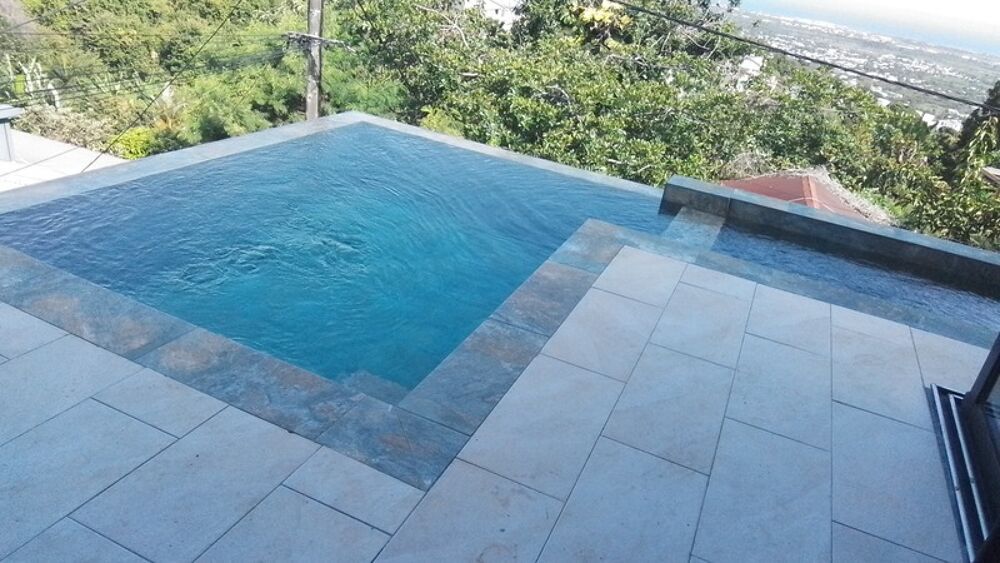 Villa haut standing récente avec piscine à débordement