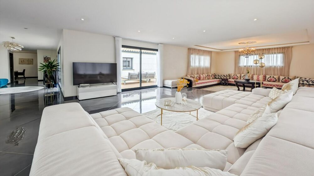 Vente Maison Grande maison de plain-pied avec garage et piscine Lasbordes