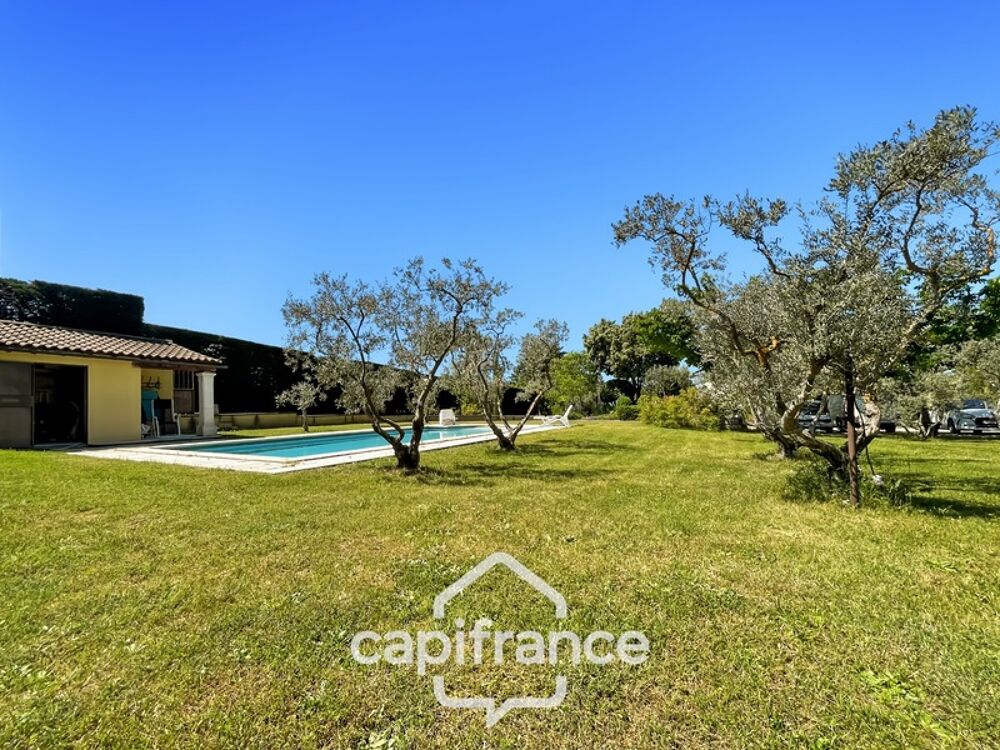 Vente Maison LES TAILLADES, maison individuelle de plain pied  de 210 m2, en campagne,  4 chambres, sur un terrain de 2900 m2 environ, piscin Taillades