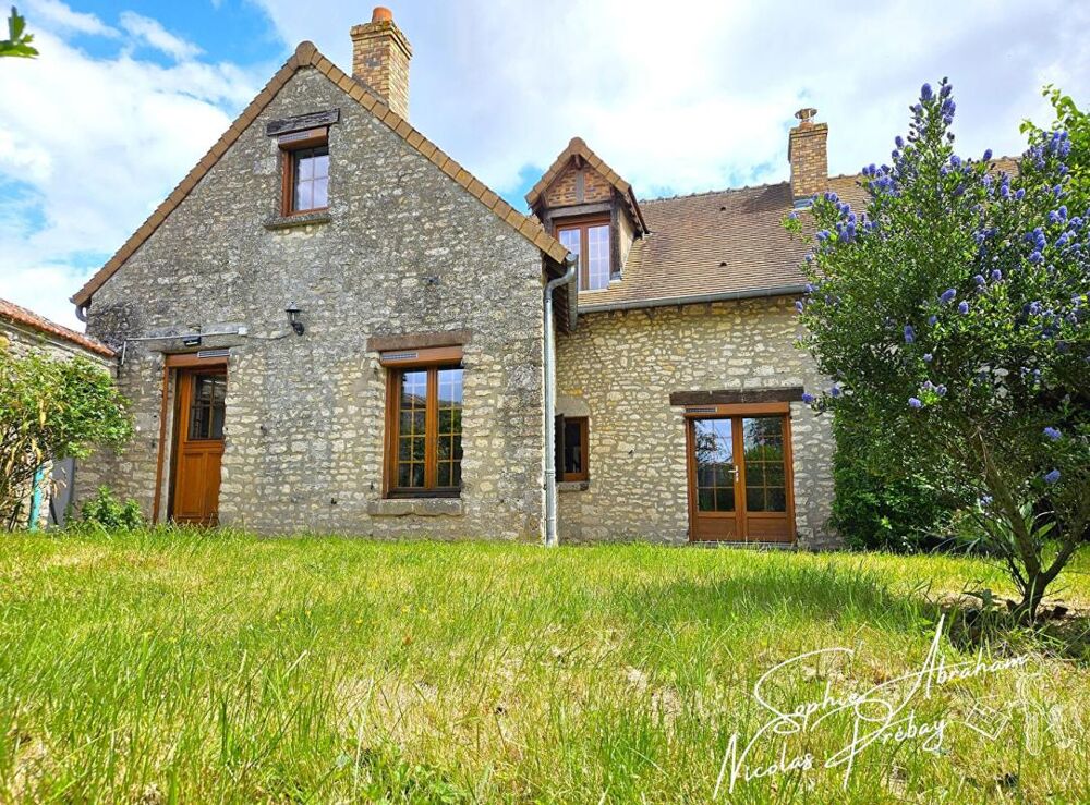 Maison en pierres avec cour et jardin