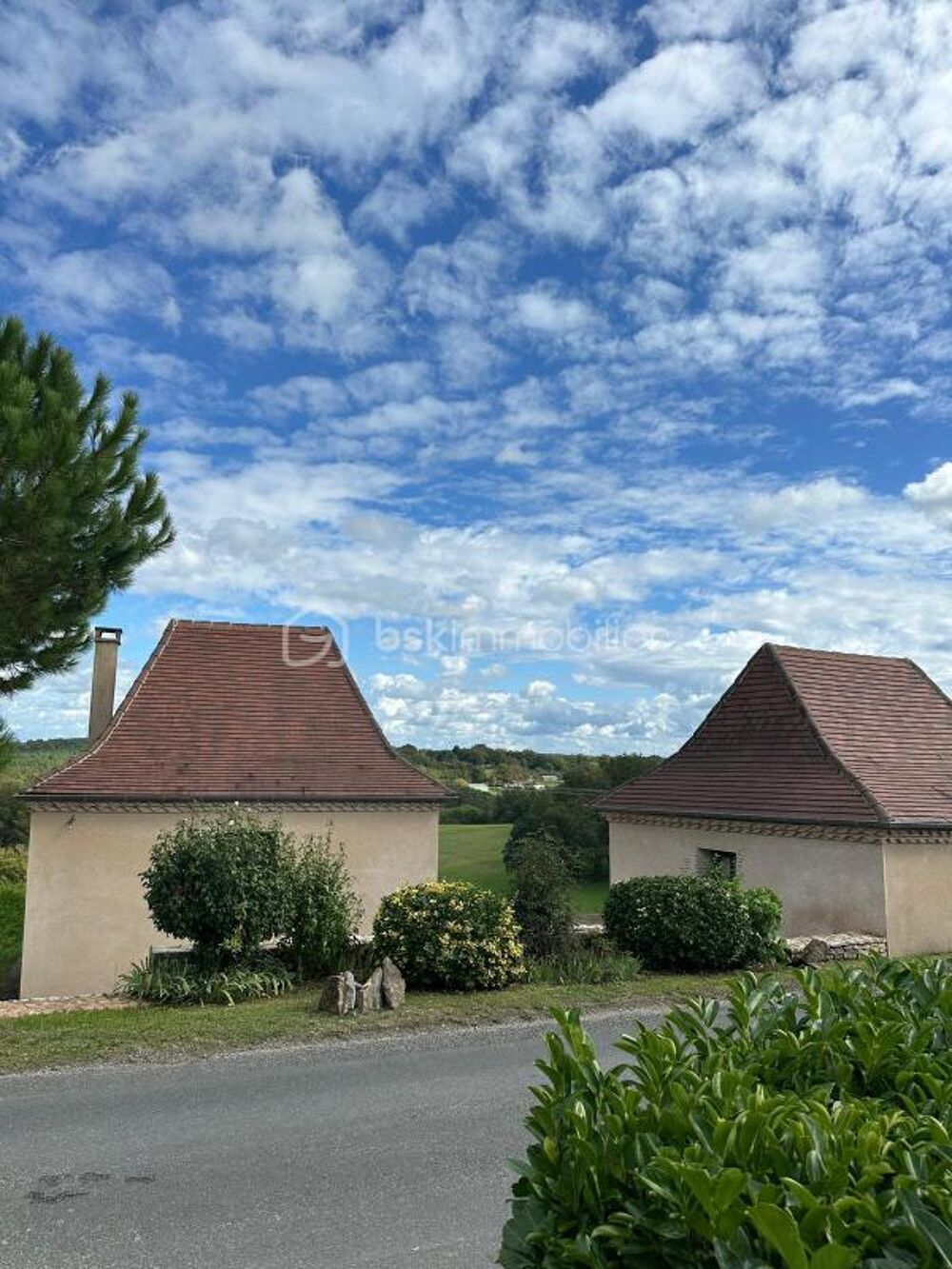 DEUX PETITES BÂTISSES ET UN PROJET