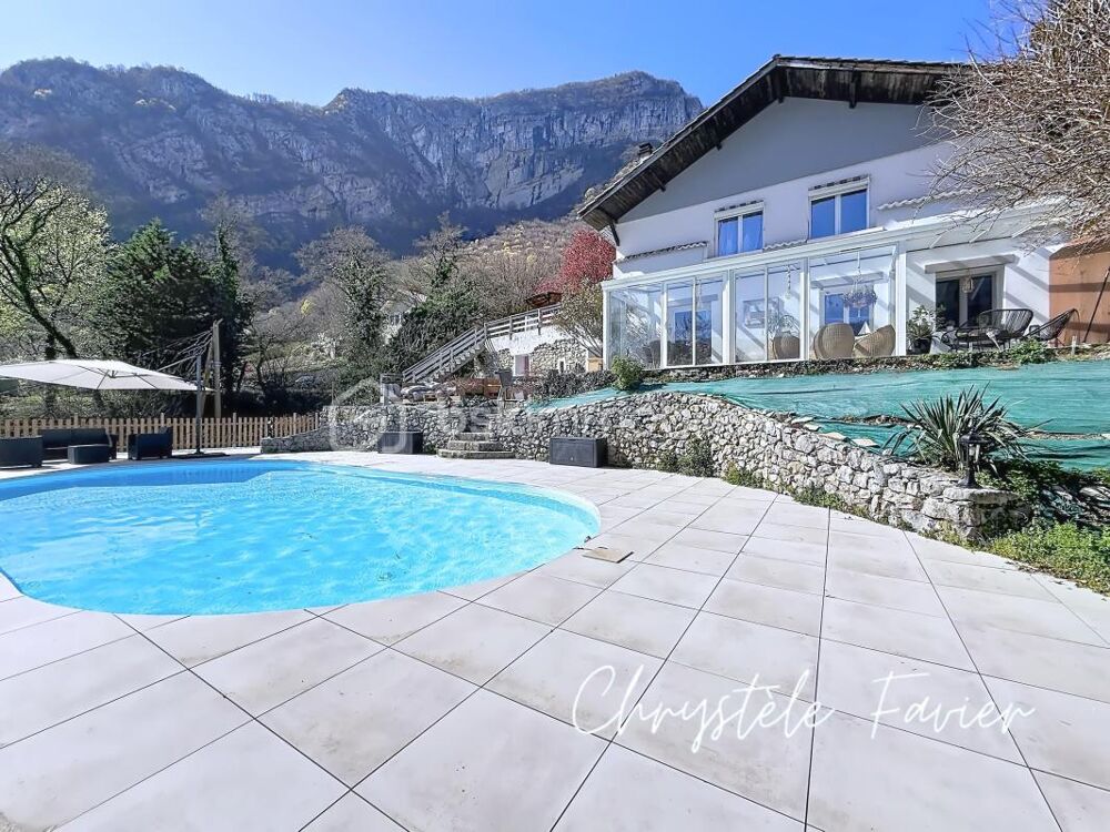 CHARMANTE MAISON DE CARACTÈRE DE TYPE T5 + CUISINE DE 122 M2 ET VÉRANDA SUR UN TERRAIN DE 1348 M2 AVEC PISCINE