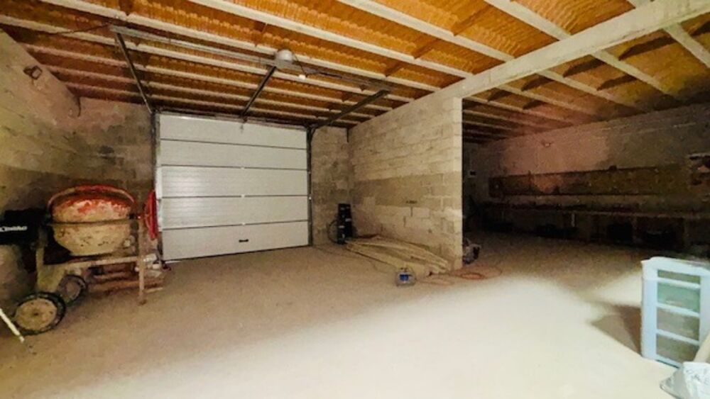   À Meaux – Espace, fonctionnalité et confort ! Entrepôt de 326 m² sur deux niveaux avec bureaux + maison de 85 m² (2 chambres ou Meaux