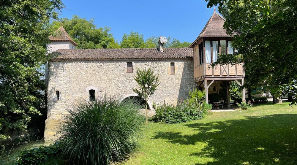 Propriété rare et exceptionnelle : ancien moulin restauré avec dépendance, piscine chauffée et jardin idyllique