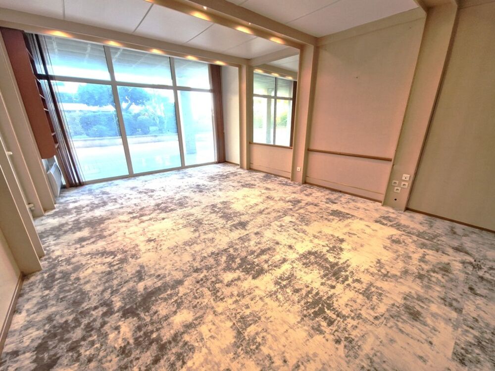   A VENDRE, Local commercial, 67 m², Proche Flots Bleus, Port de Saint Laurent du Var 06700, Alpes-Maritimes 