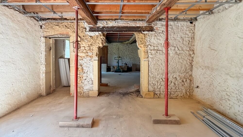 MAISON DE CARACTERE, TOITURE RECENTE, DEPENDANCES ET PROJET PRET A REALISER