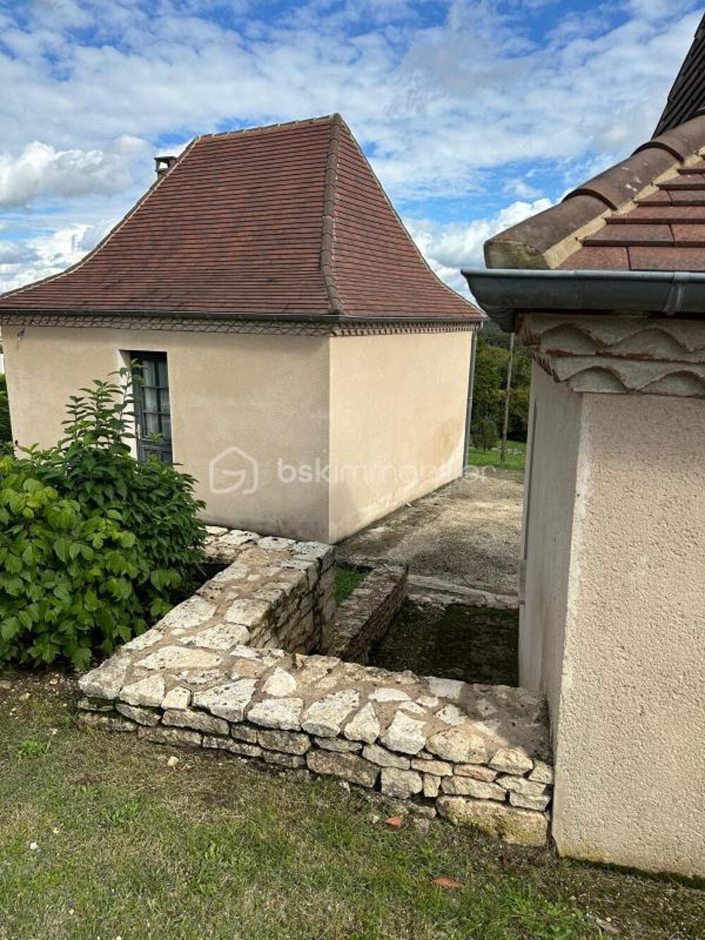 DEUX PETITES BÂTISSES ET UN PROJET