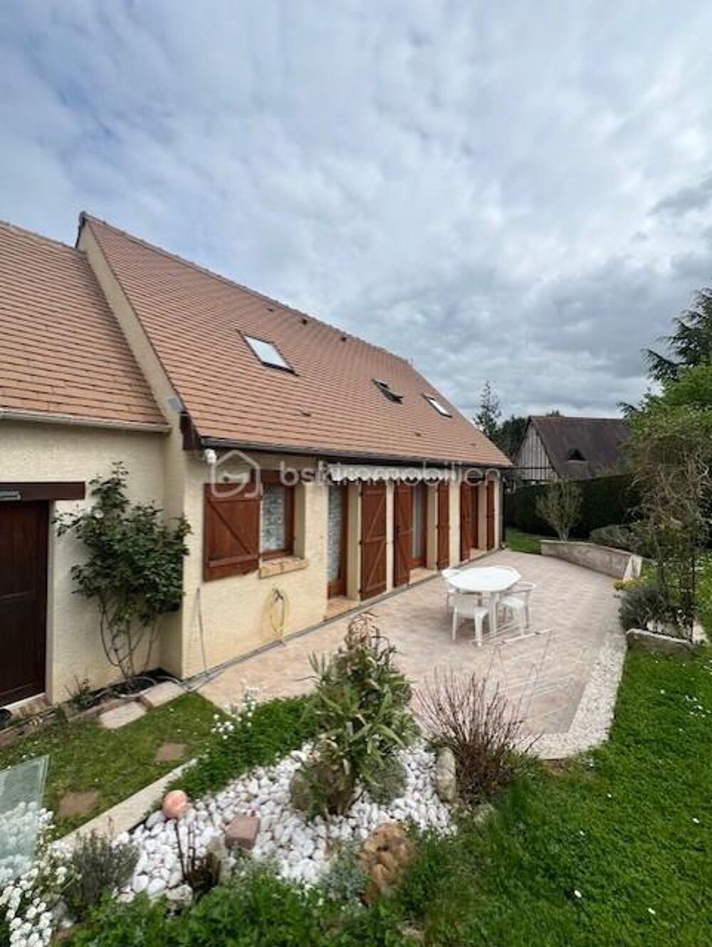 Maison familiale avec studio indépendant et double garage  Gisors