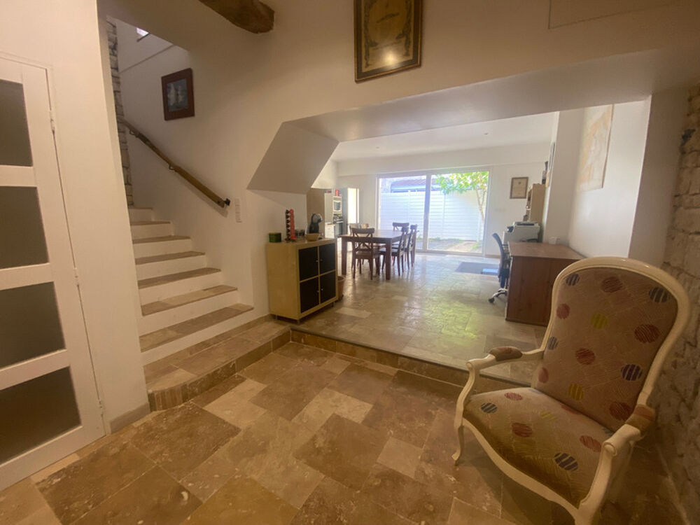 Vente Maison LUCON 85400 COEUR DE VILLE CHARMANTE ET ATYPIQUE MAISON DE VILLE PIERRES RENOVEE 4 CHAMBRES AVEC COUR Lucon
