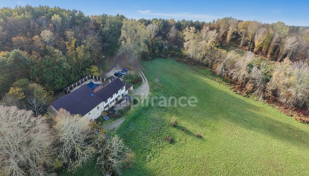 A vendre, maison de 364 m² entourée de plus de 2,5 hectares de terrain à Carsac-Aillac avec 3 gîtes meublés, une maison d'habita