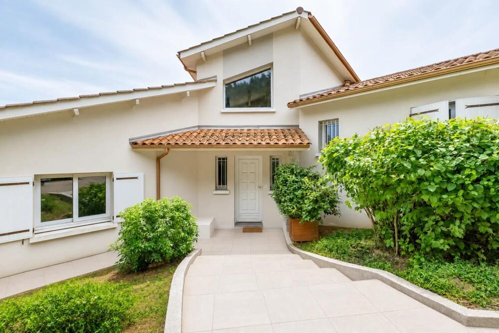 Maison de 8 pièces de 210 m² à Saint-Cyr-sur-le-Rhône