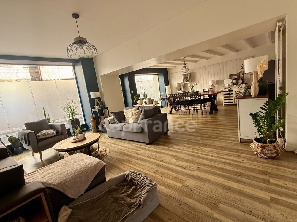 ? CHAMPDENIERS  Maison de caractère rénovée de 175 m² avec 135 m² de dépendances et fort potentiel
