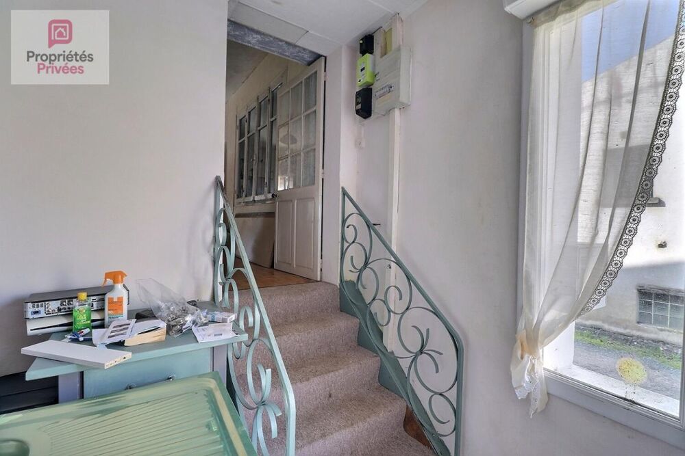 Maison de bourg mitoyenne à rénover sur 2 niveaux avec cave