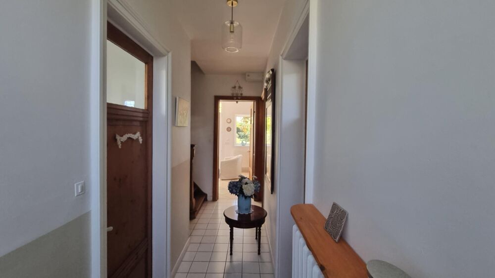 Maison bourgeoise de caractère sur 3 niveaux7 chambres  2 salles d'eau,2 WC Idéale pour une grande famille ou un investisseu