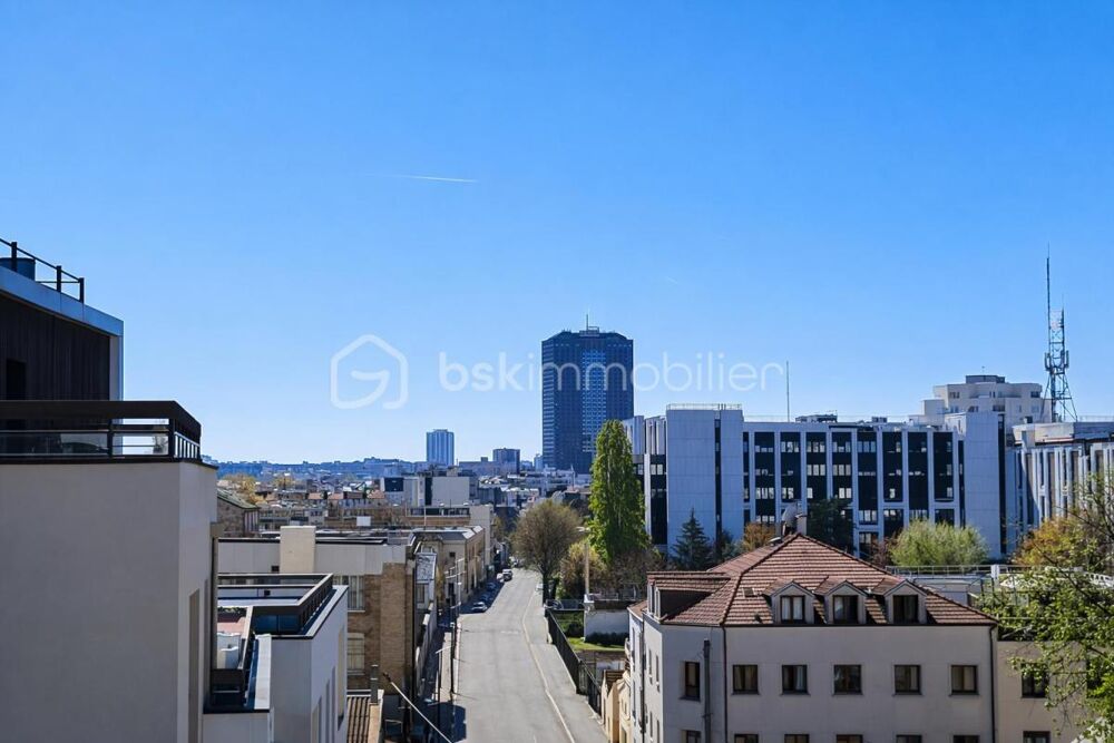 Secteur Résidentiel Ligne 7 Fort d'Aubervilliers , dans un immeuble de 2016 : Un appartement de 5 pièces en parfait état avec
