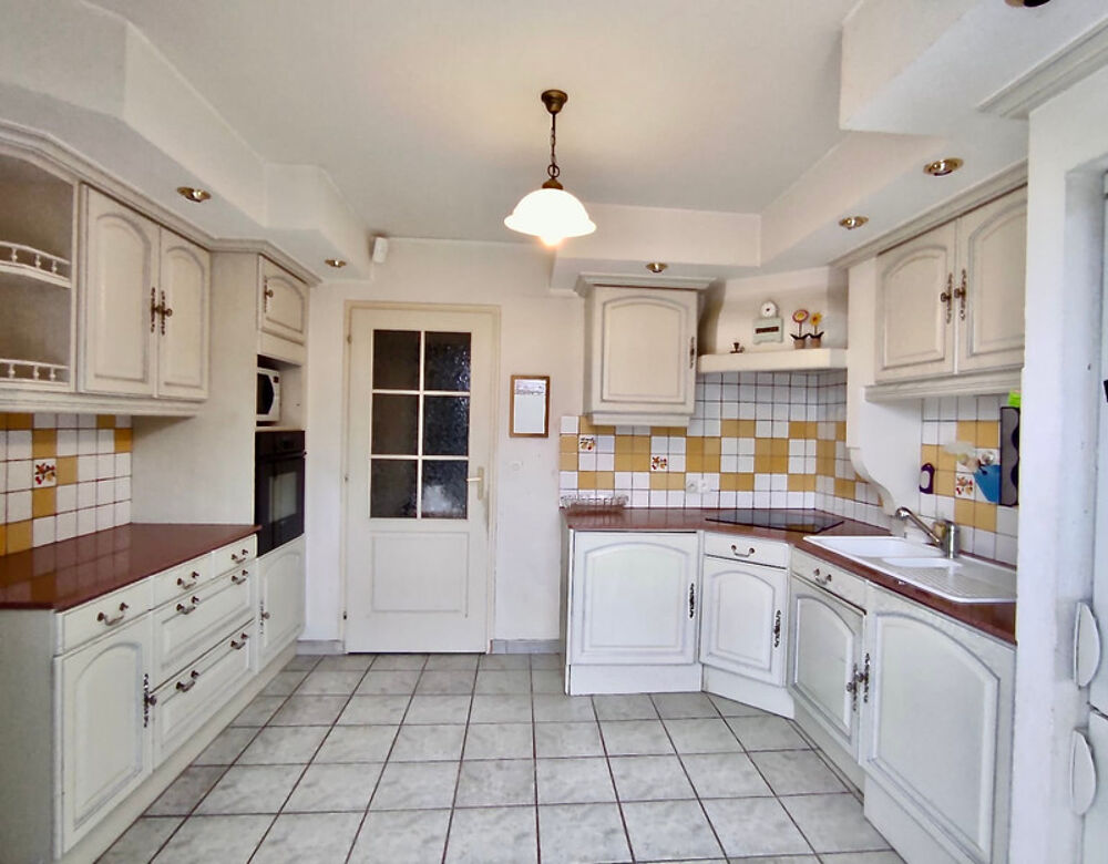 Vente Maison Maison à vendre à BEZANNES (51), 4 chambres + sous sol complet sur une parcelle de 743m2 arborée Bezannes