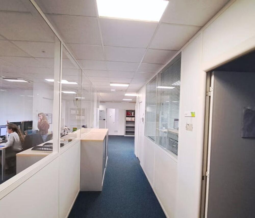  LABÈGE -  BUREAUX & STOCKAGE (296 m²) 