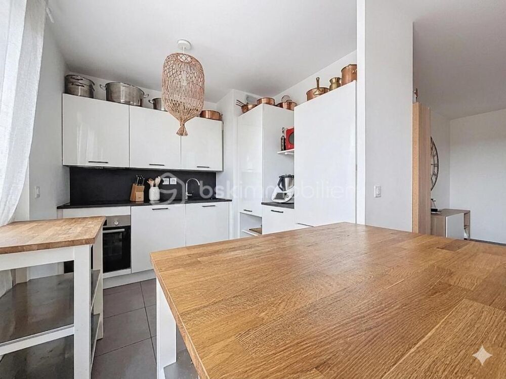 LE MESNIL-LE-ROI - T4 pièces de 77 m² avec balcon et 2 places de parking au sous-sol