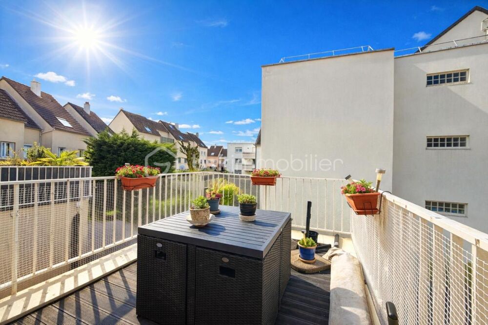 À vendre  Appartement duplex indépendant avec terrasse et garage  Émerainville