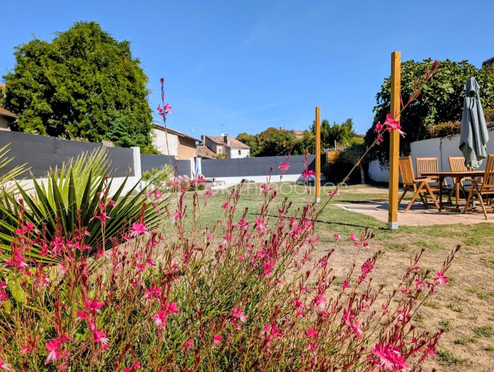 Le Mas-dAgenais  Belle maison de village entièrement restaurée