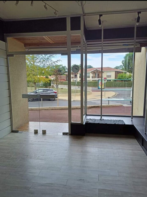   Dpt Charente Maritime (17), � vendre LES MATHES Local commercial 37.31m2 carrez+terrasses de10m2 