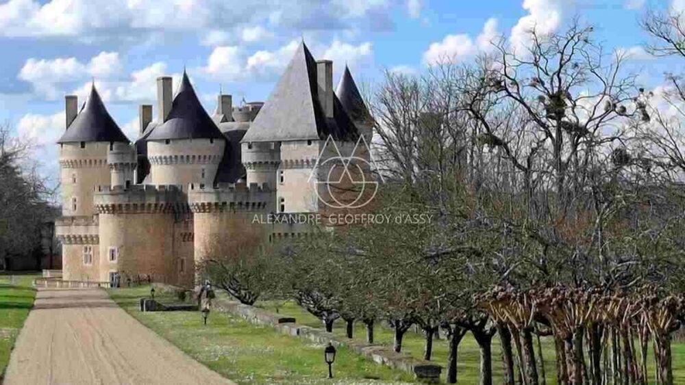 Situé au coeur de 15,5 hectares de terres somptueuses, cette majestueuse propriété du XVe siècle, entièrement rénovée, combine hi